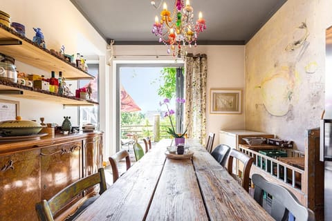 Kitchen or kitchenette, Living room, Seating area, Dining area, Food