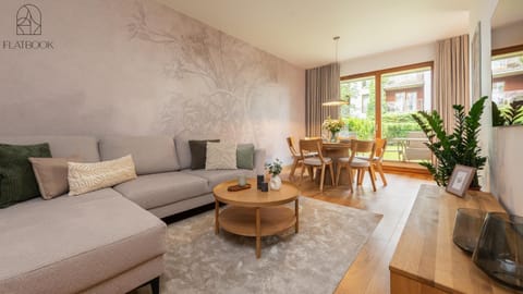 Bed, Living room, Photo of the whole room, Seating area, Dining area