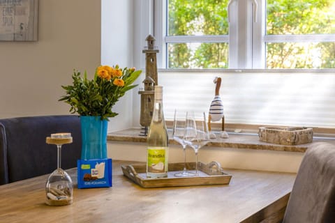 Food and drinks, Seating area, Dining area