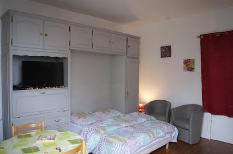 Property building, Dining area, Bedroom