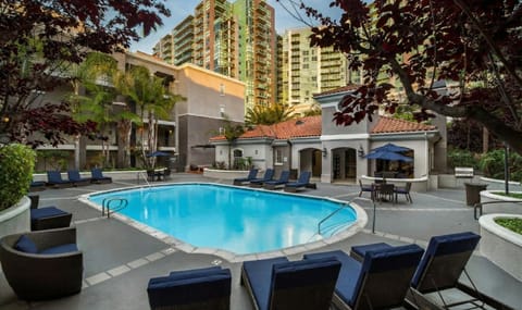 Property building, Patio, Day, Pool view, Swimming pool, sunbed