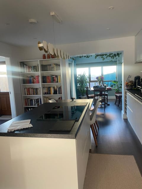 EV friendly & Stylish Dunmore East Holiday Home Sleeps 7 House in County Waterford