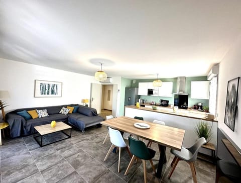 T3 lumineux avec terrasse, parking et piscine Apartment in Roquebrune-sur-Argens