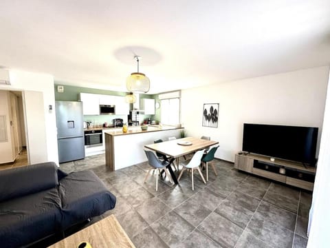 TV and multimedia, Living room, Seating area, Dining area