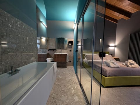 Bed, Hot Tub, Bathroom, Spa and wellness centre/facilities, Photo of the whole room, Bedroom, Bath, towels