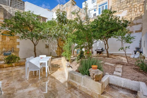 Property building, Patio, Spring, Day, Garden, Garden view