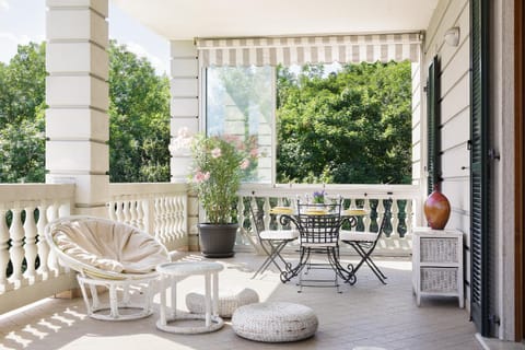 Patio, Day, Garden, View (from property/room), Balcony/Terrace, Living room, Seating area, Dining area, Garden view