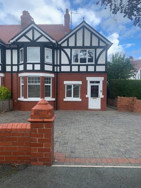 Beach Hill House - Rhos on Sea House in Wales
