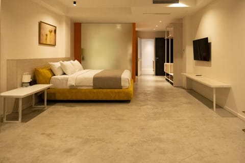 Bed, TV and multimedia, Bedroom