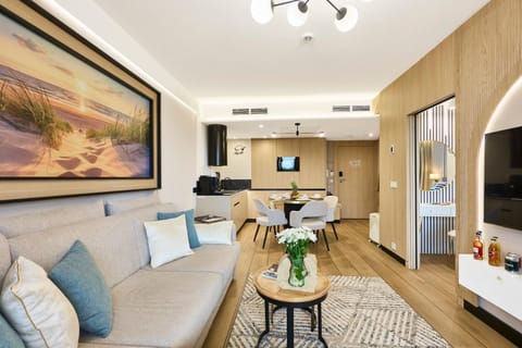 Communal lounge/ TV room, TV and multimedia, Living room, Seating area, air conditioner