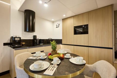 Coffee/tea facilities, Kitchen or kitchenette, Dining area, Drinks