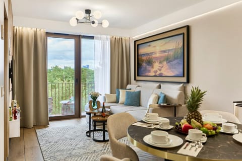 Balcony/Terrace, Living room, Food and drinks, Seating area