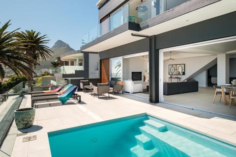 Property building, Patio, Balcony/Terrace, Seating area, Swimming pool, sunbed