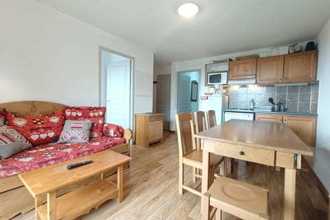 Kitchen or kitchenette, Living room, Seating area, Dining area, stove