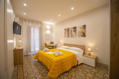 Bed, Photo of the whole room, Decorative detail, Bedroom