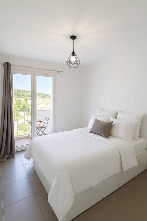 Bed, Night, Balcony/Terrace, Photo of the whole room, Bedroom