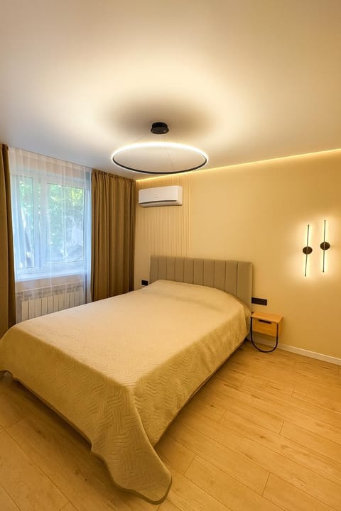 Bed, air conditioner, air conditioner