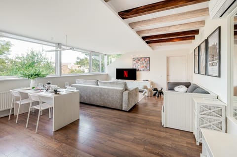 Communal lounge/ TV room