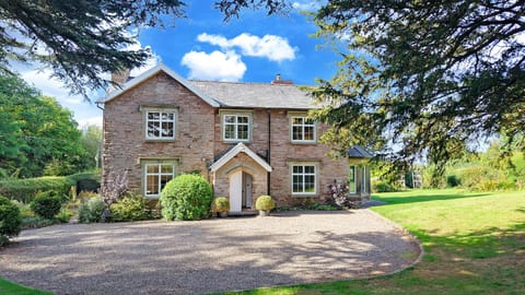 Property building, Natural landscape, Garden, Hot Tub, Balcony/Terrace, Parking