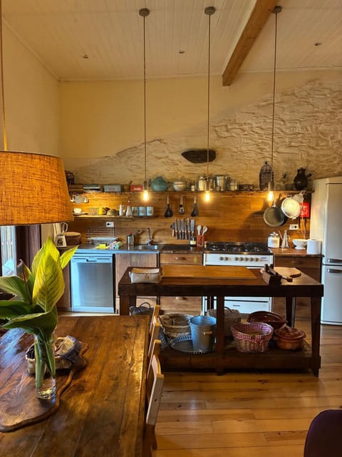 Kitchen or kitchenette, Living room, Food and drinks, Seating area, Dining area, Food