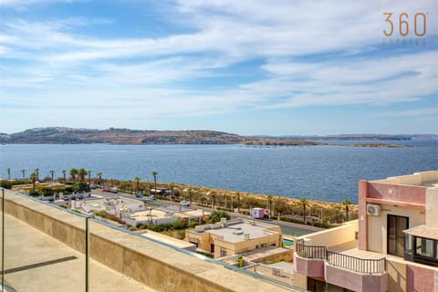 Nearby landmark, Day, Natural landscape, View (from property/room), Balcony/Terrace, City view, Lake view, Mountain view, River view, Sea view