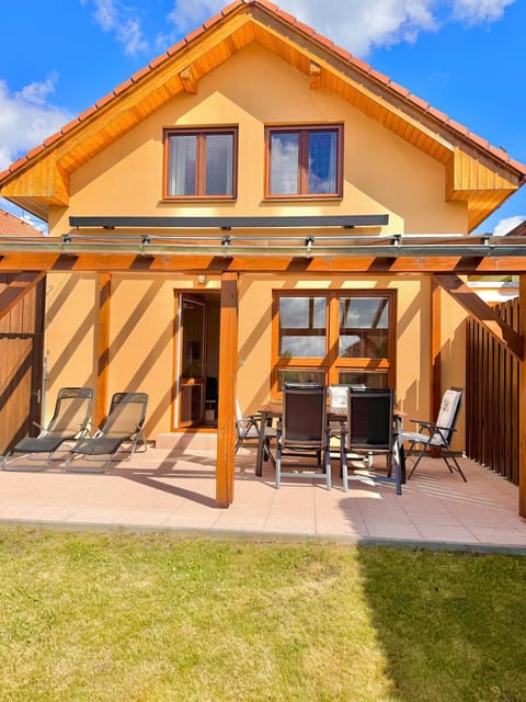 Property building, Garden, Balcony/Terrace, sunbed