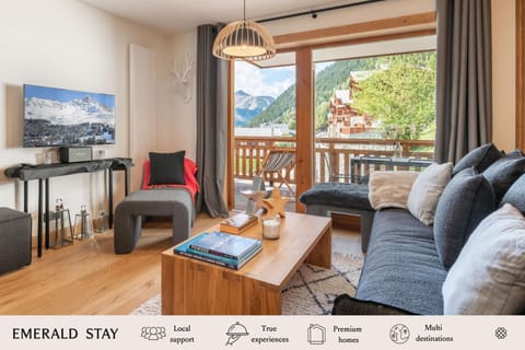 Natural landscape, View (from property/room), Balcony/Terrace, Living room, Seating area, Dining area, Mountain view