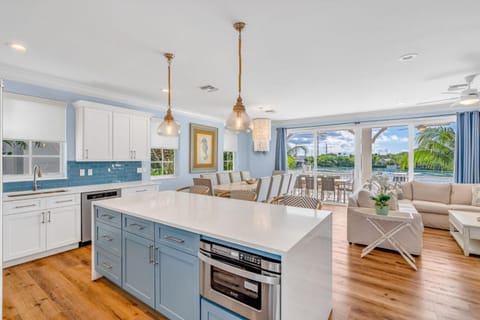 Sunset Tides - Waterfront Pool Home, 30' Dock House in Key Colony Beach