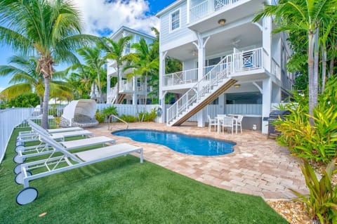 Sunset Tides - Waterfront Pool Home, 30' Dock House in Key Colony Beach