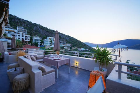Property building, Restaurant/places to eat, Balcony/Terrace, Seating area, Sea view