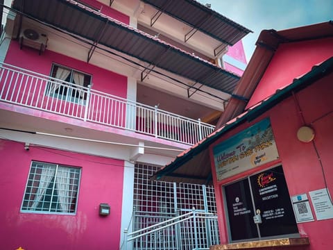 Property building, Day, Balcony/Terrace