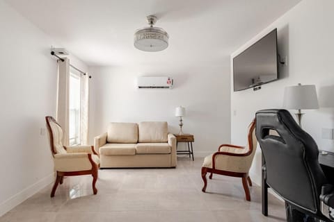 TV and multimedia, Living room, Seating area, air conditioner