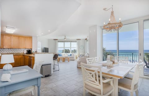 View (from property/room), Balcony/Terrace, Kitchen or kitchenette, Living room, Seating area, Dining area, Sea view