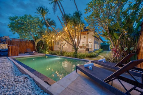 Pool view, Swimming pool, sunbed