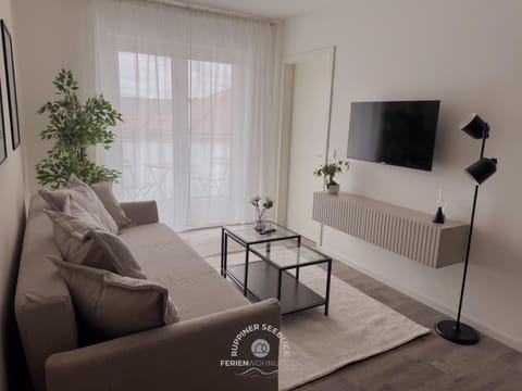 TV and multimedia, Living room, Seating area, Evening entertainment