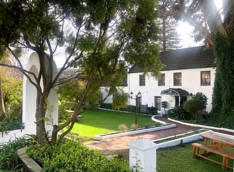 Property building, Facade/entrance, Garden, Garden, Garden view