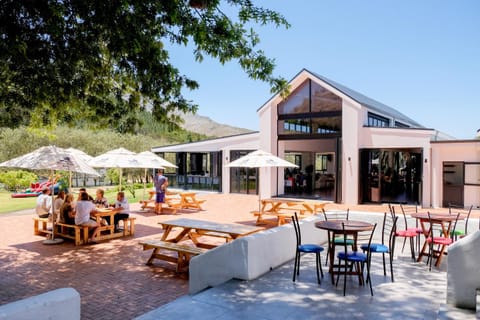 Property building, Patio, Restaurant/places to eat, Restaurant/places to eat, Natural landscape, Garden, Seating area, Garden view