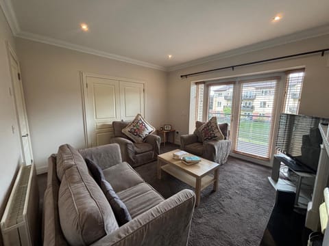 Communal lounge/ TV room, TV and multimedia, Living room, Seating area, Evening entertainment