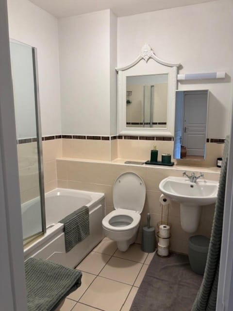 Shower, Toilet, Bathroom, Bath, towels