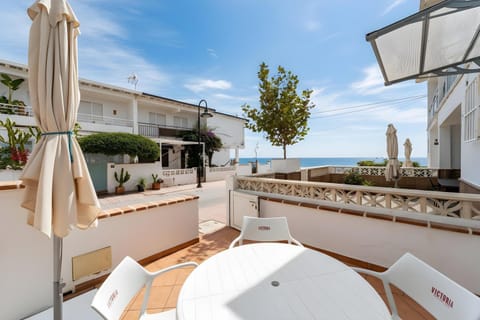 Property building, Balcony/Terrace, Living room