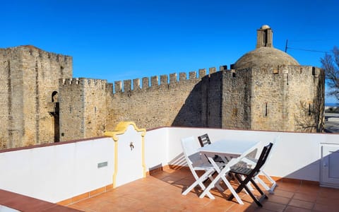 Patio, Day, Balcony/Terrace, Landmark view