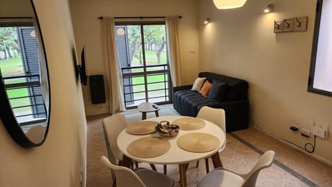 TV and multimedia, Living room, Seating area, Dining area