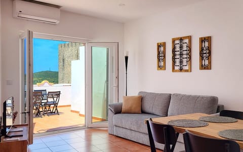 Communal lounge/ TV room, TV and multimedia, Balcony/Terrace, Living room, Seating area, Dining area