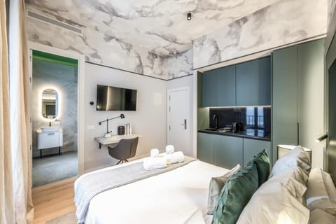 Bed, Bathroom, TV and multimedia, Photo of the whole room, Bedroom, towels