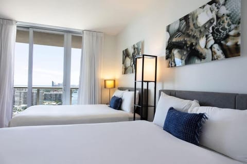 Family Beachwalk Studio- 29th floor Inn in Hallandale Beach