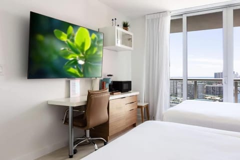 Family Beachwalk Studio- 29th floor Inn in Hallandale Beach