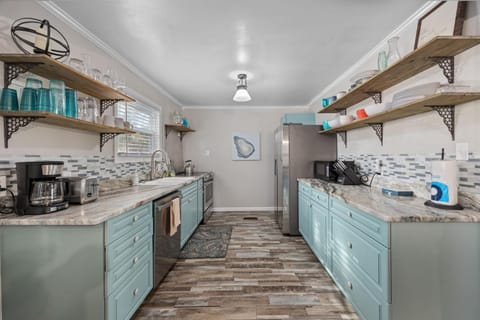 Coffee/tea facilities, Kitchen or kitchenette, dishwasher, stove, toaster
