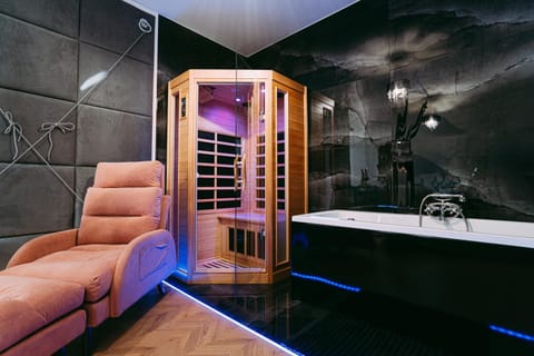 Hot Tub, Sauna