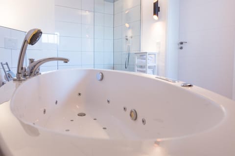 Hot Tub, Decorative detail