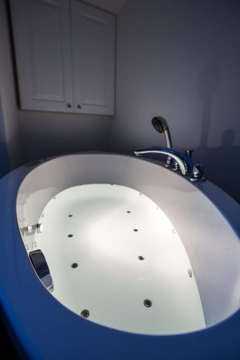 Hot Tub, Decorative detail